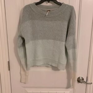 Free people cropped sweater Women’s size Medium‎ ,Wool Blend , gray ombre color